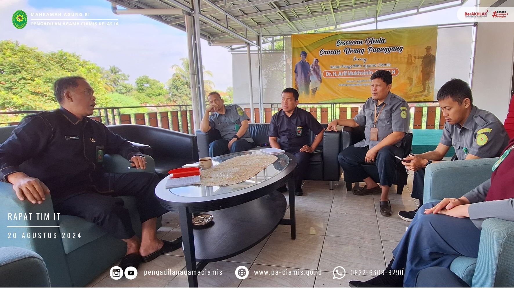 rapat tim IT 200824